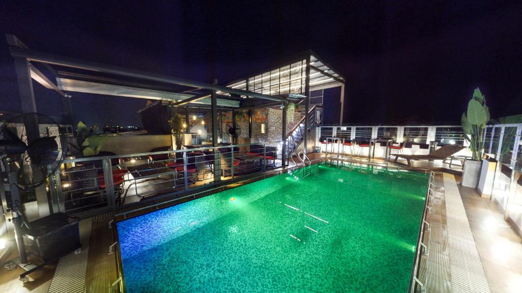 una piscina por la noche en un edificio en Platinum Grand en Dhaka