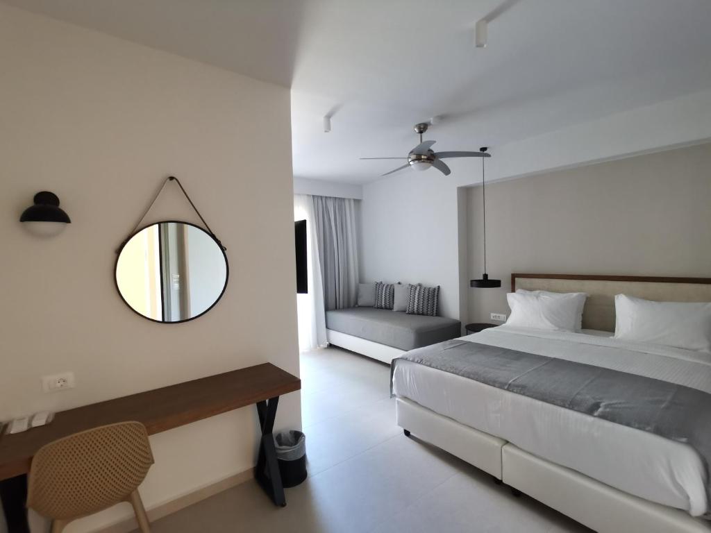 Postel nebo postele na pokoji v ubytování Sirios Village Hotel & Bungalows - All Inclusive
