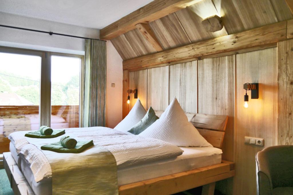 Postel nebo postele na pokoji v ubytování Landgasthof Plohnbachtal UG