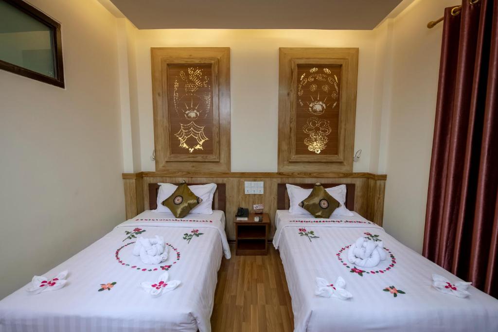 Giường trong phòng chung tại UCT Taunggyi Hotel