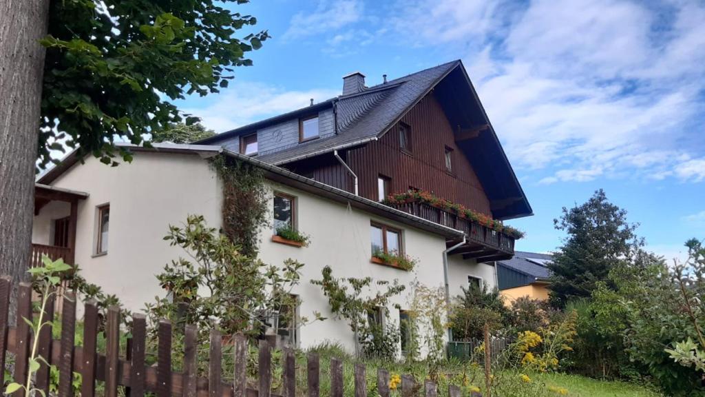uma casa com um telhado preto em Ferienhaus Andrea Höcherl em Wolkenstein