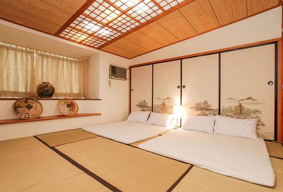 1 dormitorio con 1 cama blanca grande y ventana en My Friend's Homestay en Taitung