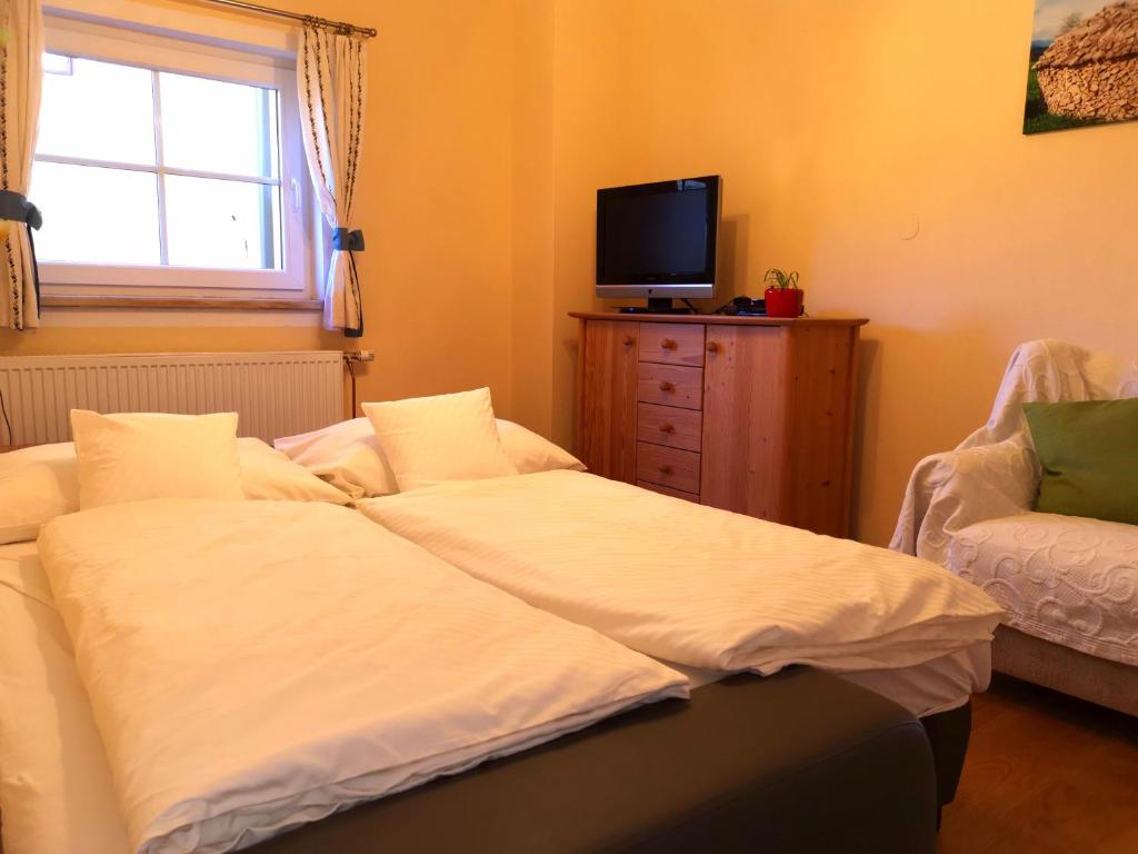 Postel nebo postele na pokoji v ubytování Ferienwohnung Schlögelhofer