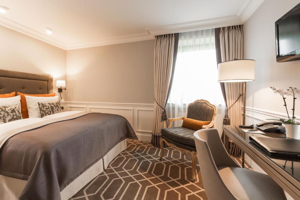 Postel nebo postele na pokoji v ubytování Althoff Hotel Fürstenhof