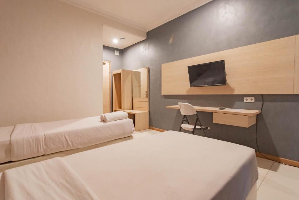 RedDoorz At Hotel Arimbi Dewi Sartika Baru - Deluxe Twin Room