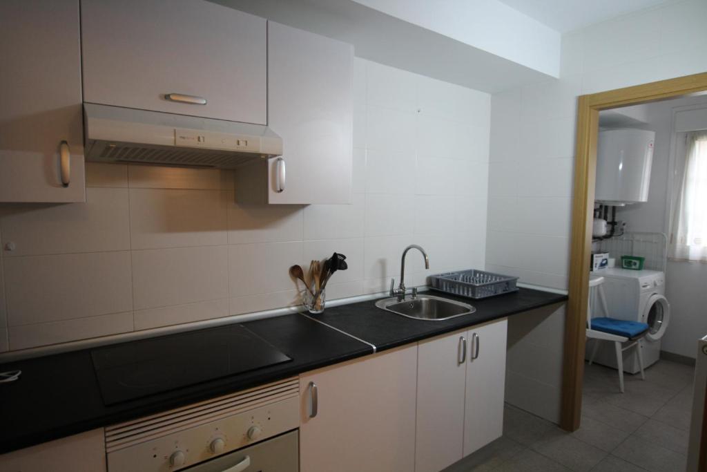 Kuchyň nebo kuchyňský kout v ubytování APARTAMENTO LABEGAIN 2
