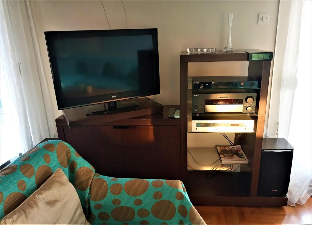 A television and/or entertainment centre at Lilioum Apartment