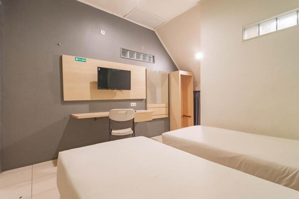 RedDoorz At Hotel Arimbi Dewi Sartika Baru - Twin Room