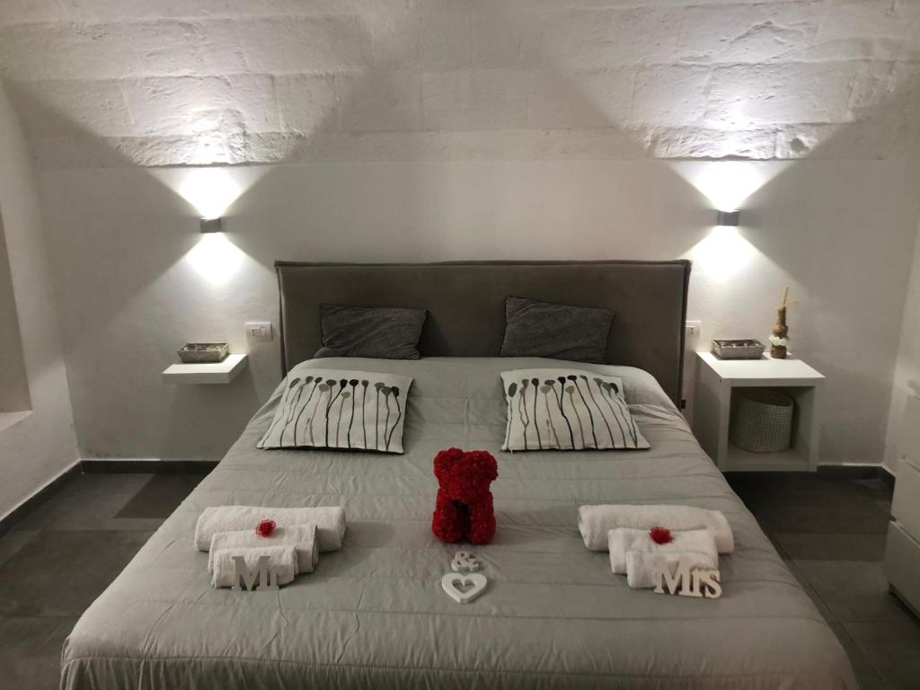 Łóżko lub łóżka w pokoju w obiekcie Casa Vacanze Antiche Mura E Poi