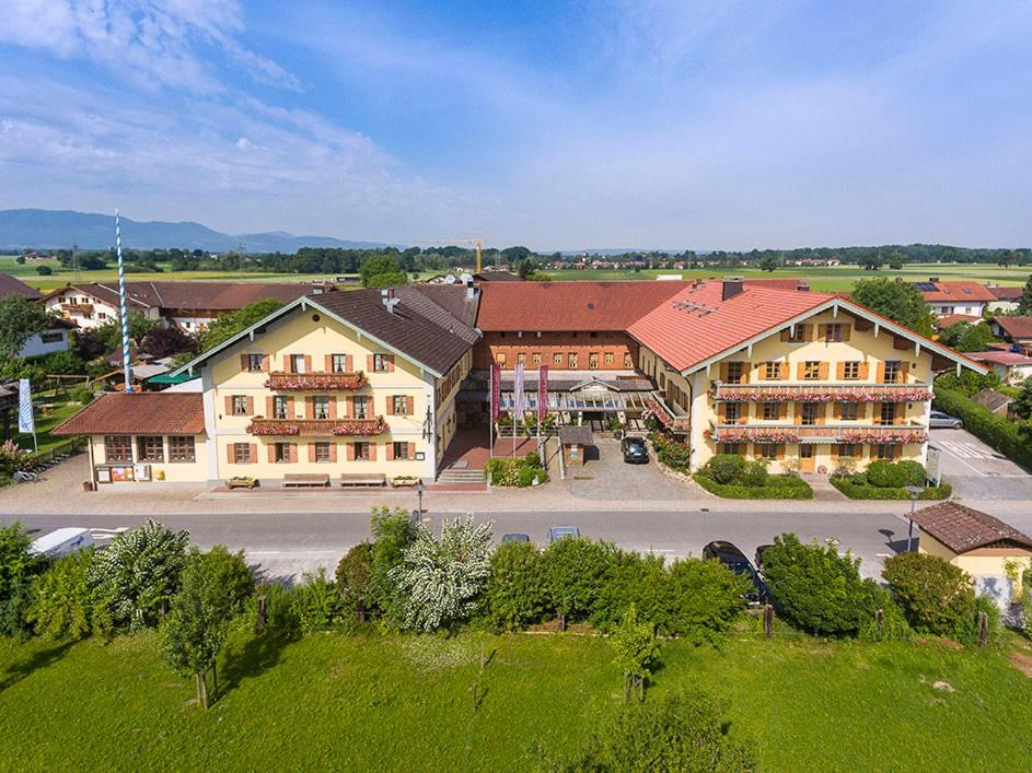 z góry widok na ośrodek z dużym budynkiem w obiekcie Hotel Happinger Hof w mieście Rosenheim