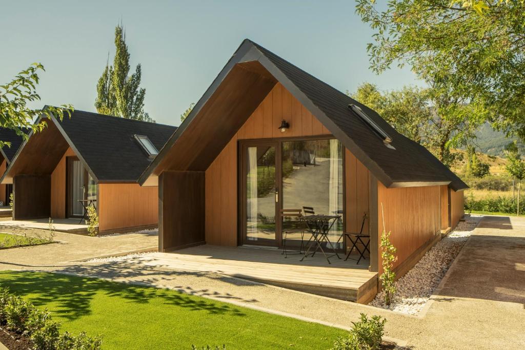 a small house with a pitched roof at El Arrebol Comfort Camp in Jaca