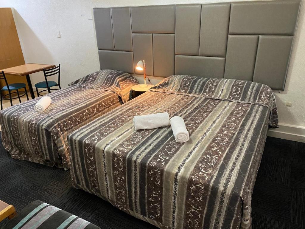 Postel nebo postele na pokoji v ubytování Tollgate Motel
