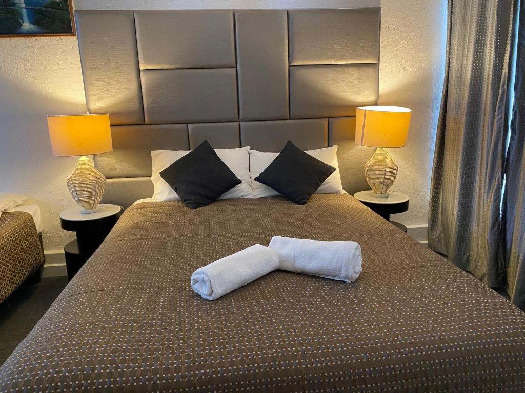 Postel nebo postele na pokoji v ubytování Tollgate Motel