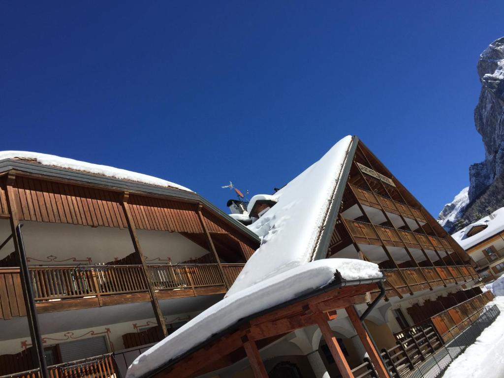un lodge de esquí con nieve encima en Aparthotel Princess, en Canazei