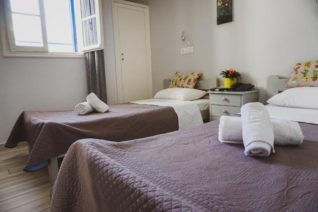 Postel nebo postele na pokoji v ubytování Aphrodite Art Hotel Aegina