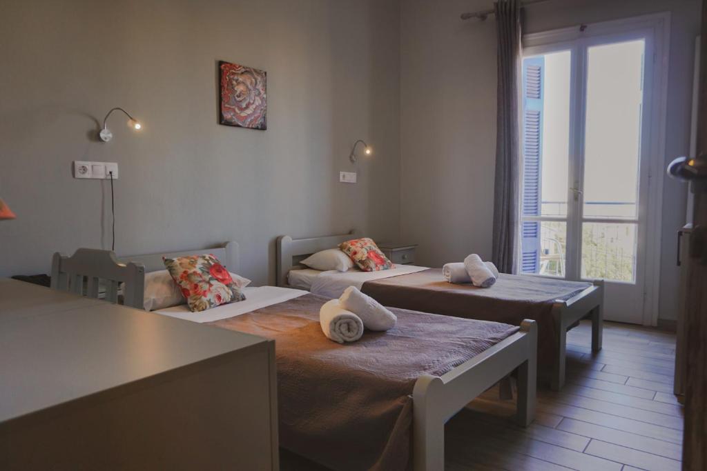 Postel nebo postele na pokoji v ubytování Aphrodite Art Hotel Aegina