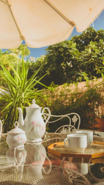 Příslušenství pro přípravu čaje a kávy v ubytování Aphrodite Art Hotel Aegina