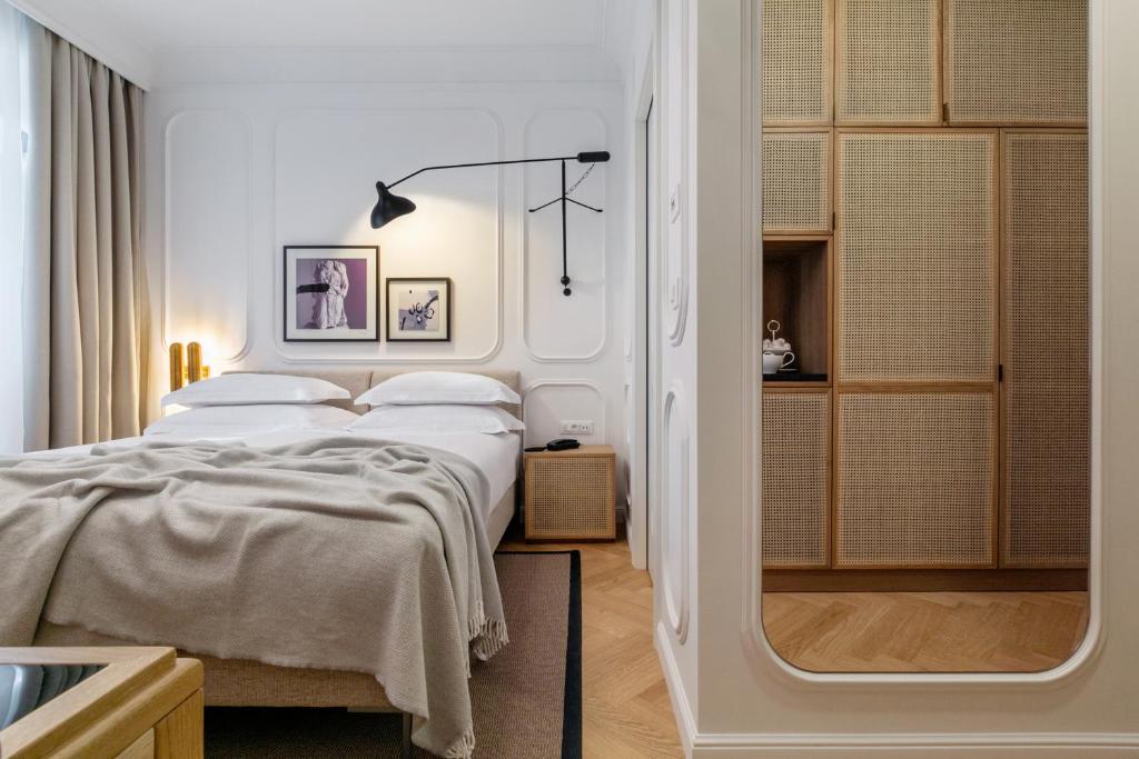 Postel nebo postele na pokoji v ubytování Heritage Hotel FERMAI MGallery Split