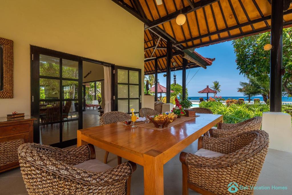 Villa Namasté - Beachfront at Lovina 10P, Pool, BBQ - Villa