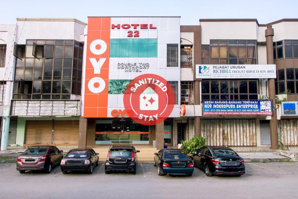 um grupo de carros estacionados em frente a um edifício em OYO 89842 Hotel 22, Northport em Klang