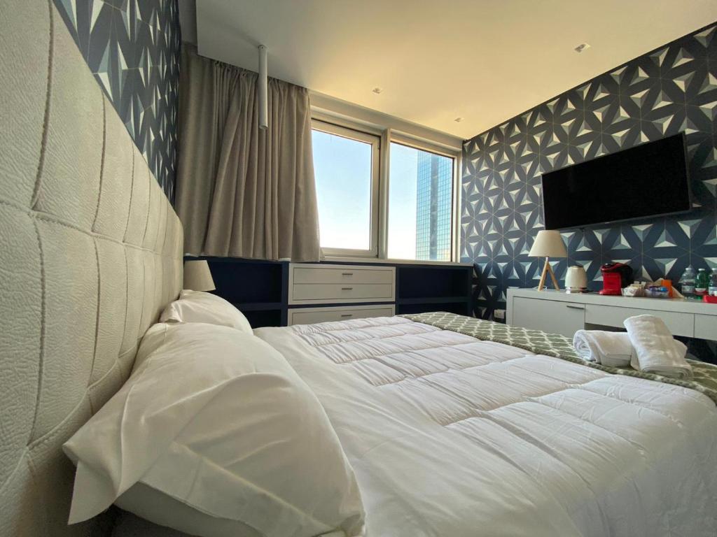 ナポリにある2B Fifteen Floor Suite Napoliのベッドルーム(大型ベッド1台、テレビ付)