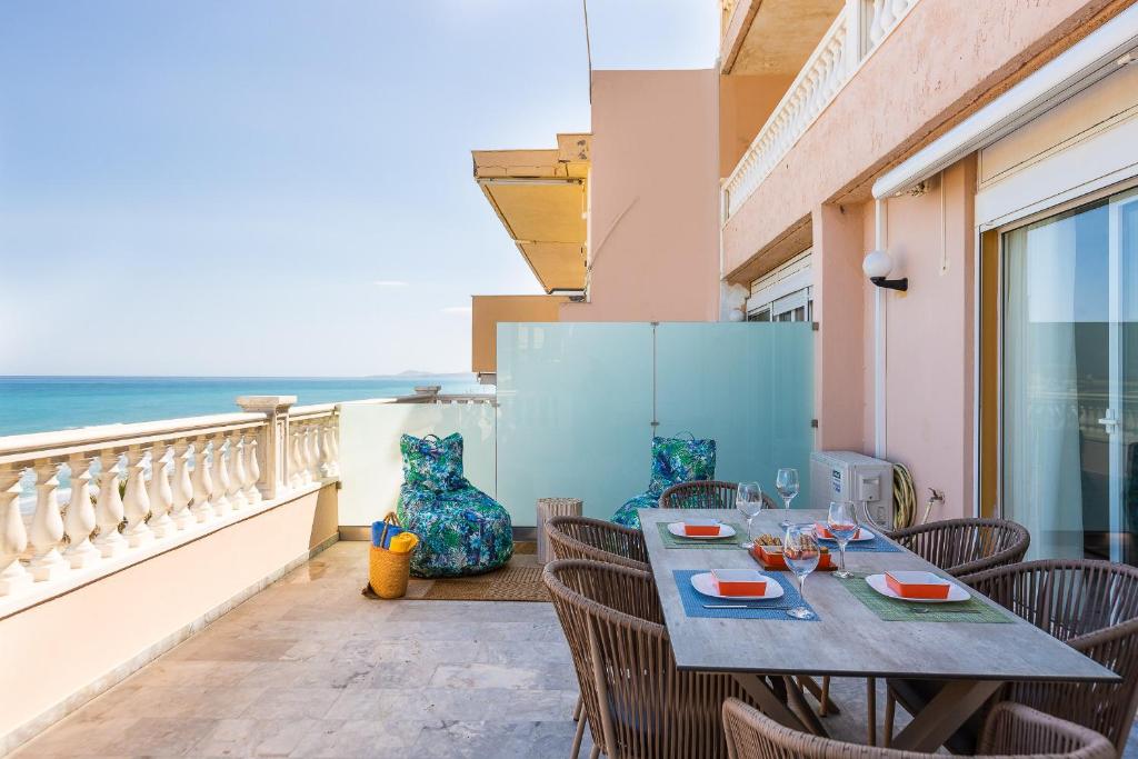 Balkón nebo terasa v ubytování Birais Beach Studios