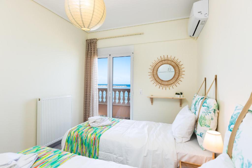 Postel nebo postele na pokoji v ubytování Birais Beach Studios