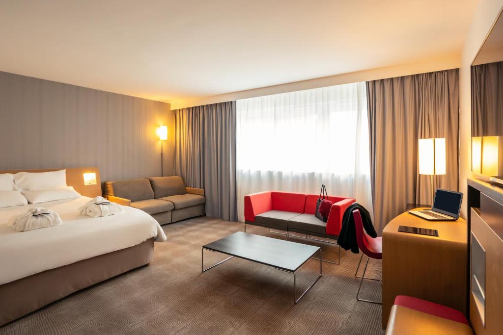 Novotel Roissy Saint Witz - Suite Estándar Con 1 Cama Doble Y 2 Sofás