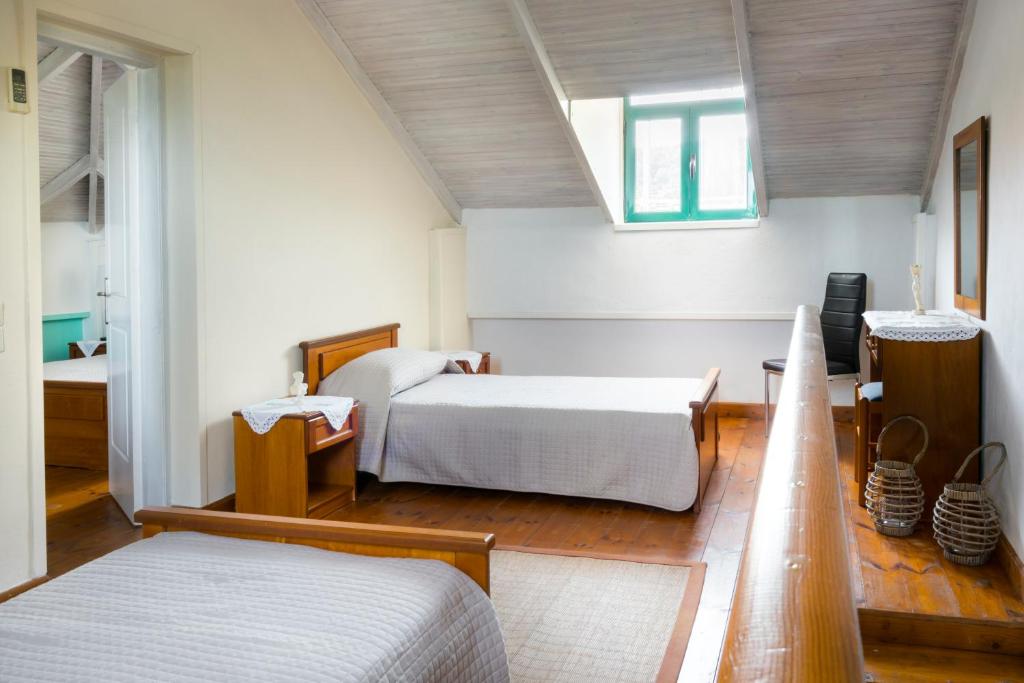 Postel nebo postele na pokoji v ubytování Vasilikos Garden Suites