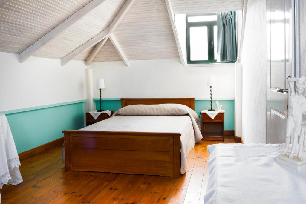 Postel nebo postele na pokoji v ubytování Vasilikos Garden Suites