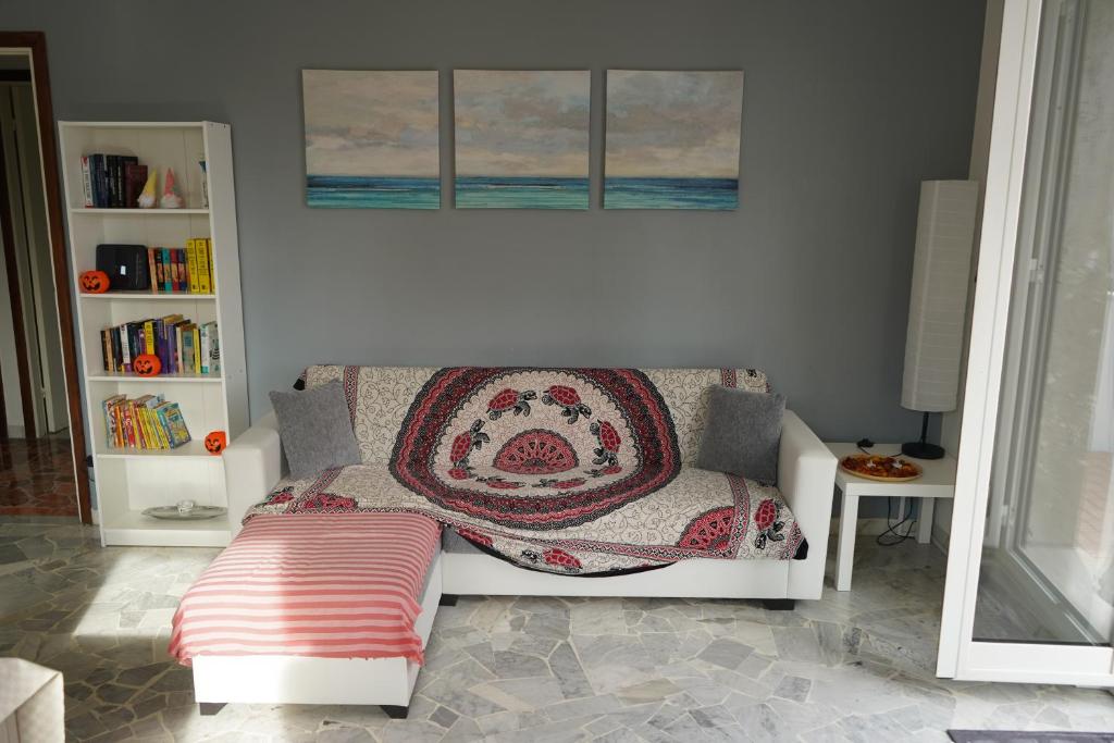 a living room with a couch and a blanket at Casetta al mare in Albisola Superiore