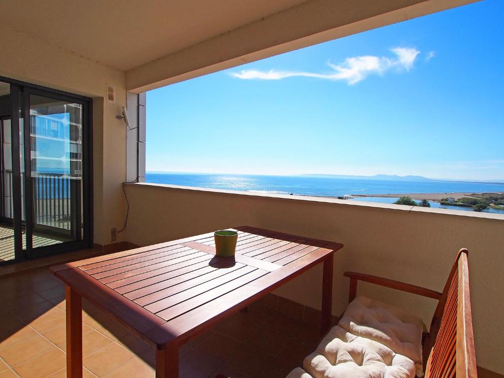 une table et une chaise dans une chambre avec une grande fenêtre dans l'établissement Apartment Cristal Mar by Interhome, à Empuriabrava