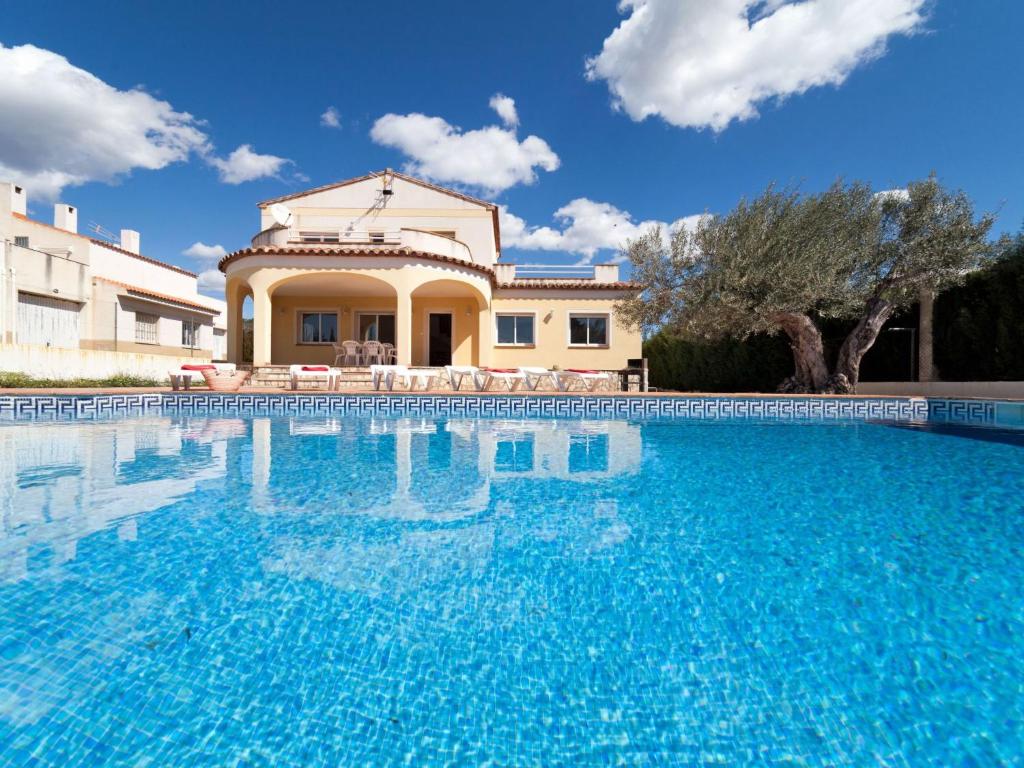 Bazén v ubytovaní Villa Villa Cala Llenya by Interhome alebo v jeho blízkosti