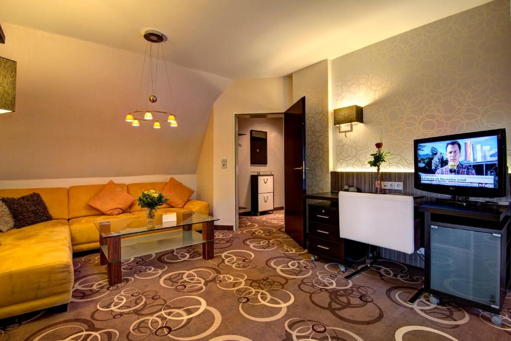 TV a/nebo společenská místnost v ubytování NordWest-Hotel Bad Zwischenahn