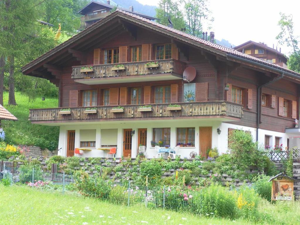 Cette grande maison en bois dispose d'un balcon et d'un jardin. dans l'établissement Apartment Stöckli by Interhome, à Lenk im Simmental
