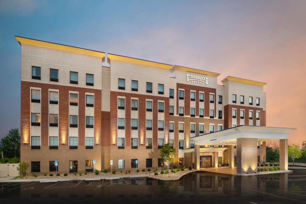 eine Darstellung der Vorderseite eines Hotels in der Unterkunft Staybridge Suites Florence - Cincinnati South, an IHG Hotel in Florence