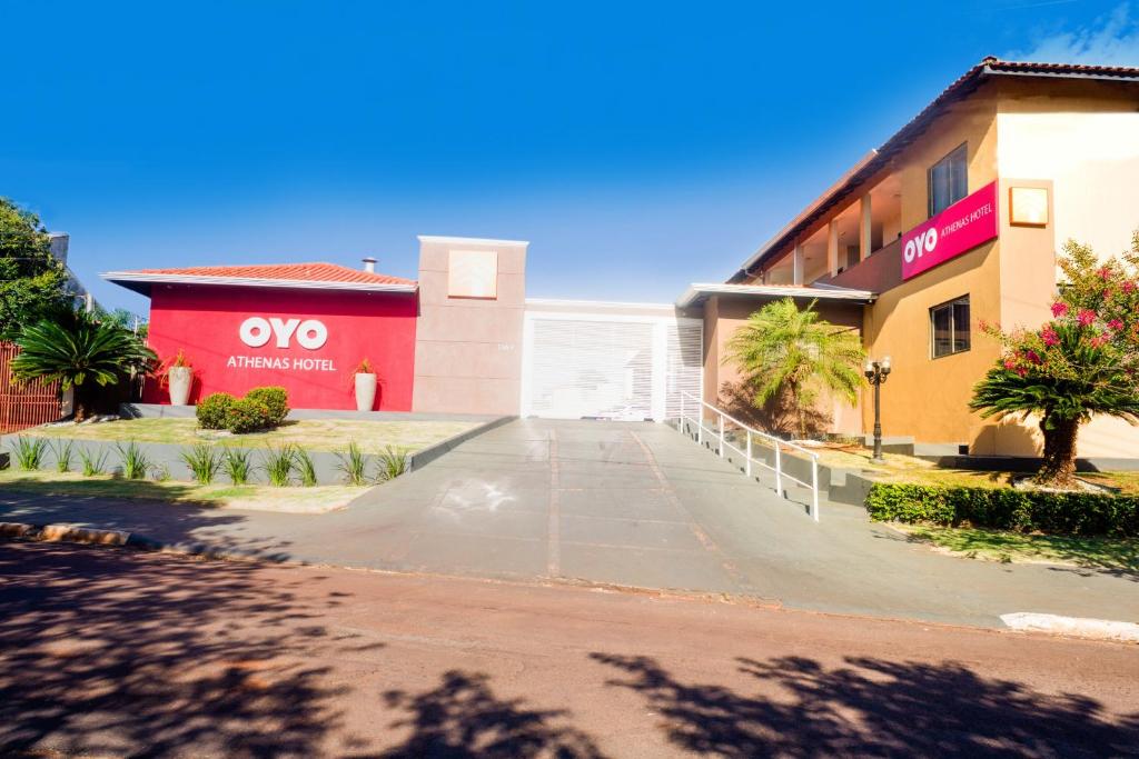 an empty street in front of a building at OYO Athenas Apart Hotel in Campo Grande