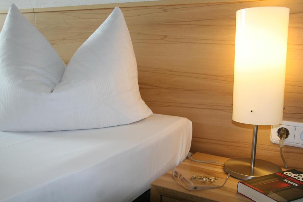 Postel nebo postele na pokoji v ubytování Hotel Schloss Berg