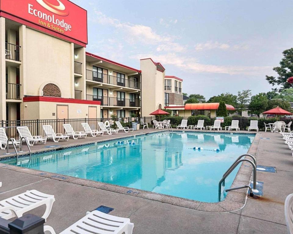 Bazén v ubytování Econo Lodge Inn & Suites Rehoboth Beach nebo v jeho okolí