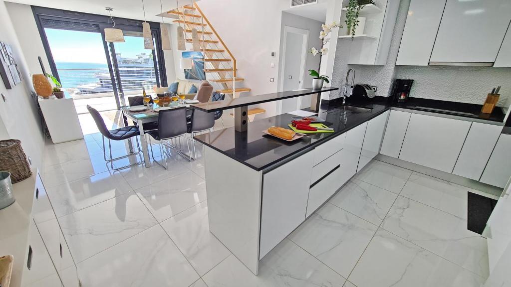 Kuchyňa alebo kuchynka v ubytovaní Infinity View Penthouses by NRAS