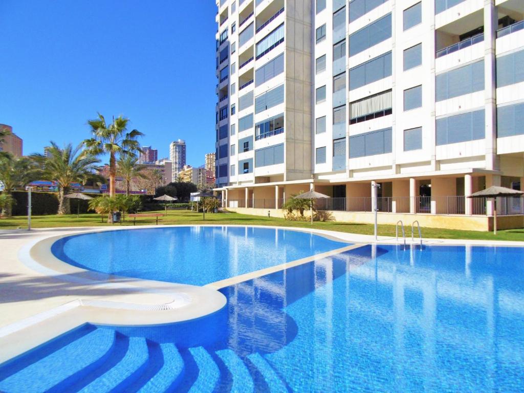 One bedroom appartement at Benidorm 300 m away from the beach with sea view shared pool and enclosed gardenの敷地内または近くにあるプール