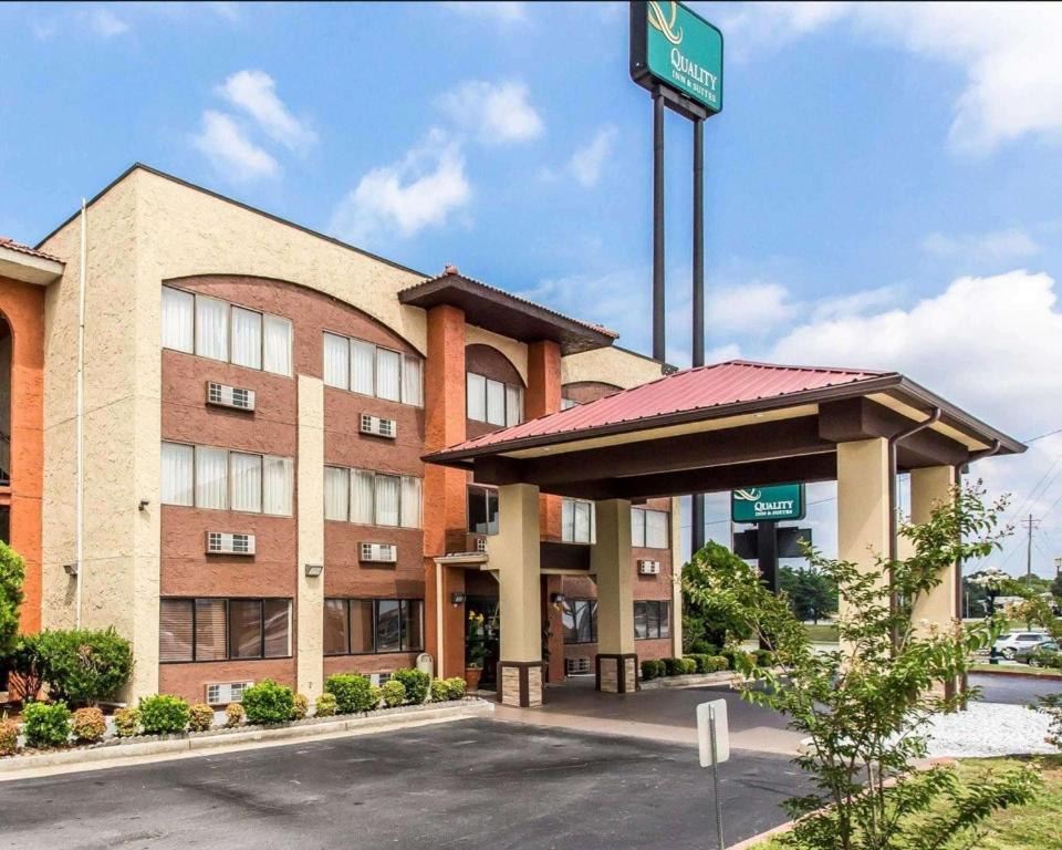 Quality Inn & Suites Morrow Atlanta South في مورو: مبنى الفندق امامه لافته على الشارع