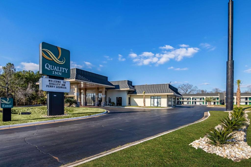 un panneau devant une auberge du sud-est dans l'établissement Quality Inn National Fairgrounds Area, à Perry