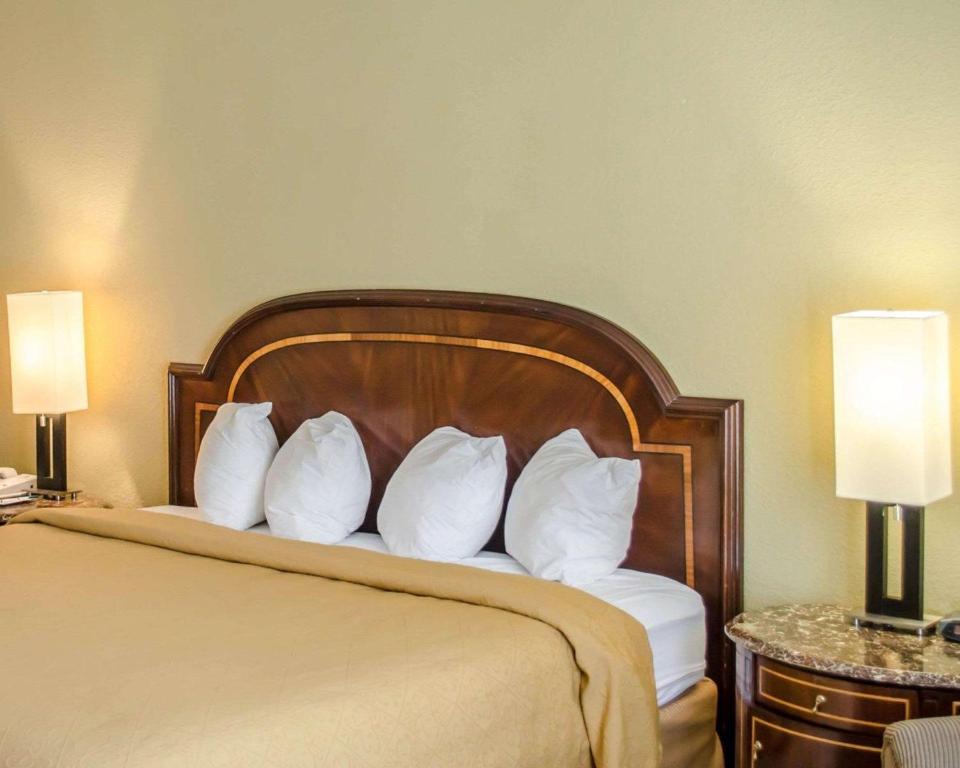 Quality Inn & Suites Pensacola Bayview - King Room - No Fumadores