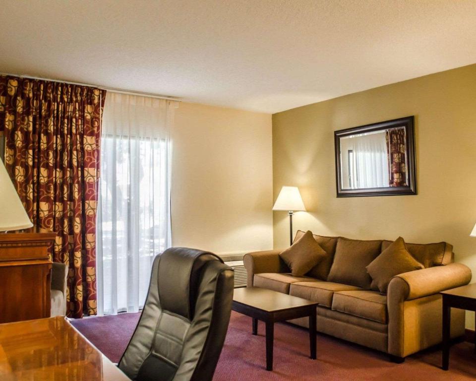 Quality Inn & Suites Pensacola Bayview - King Suite - No Fumadores