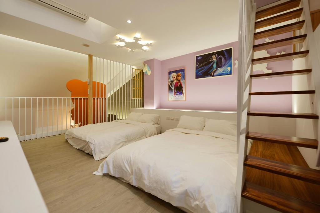 Rúm í herbergi á Tainan Lio Kid Family Homestay
