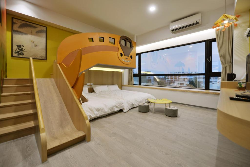 Rúm í herbergi á Tainan Lio Kid Family Homestay