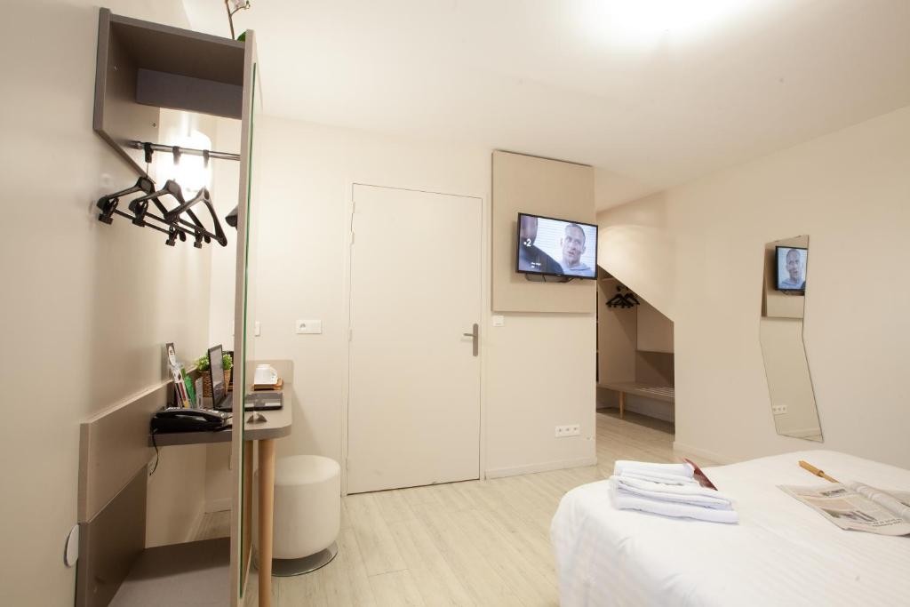 TV a/nebo společenská místnost v ubytování Best Hotel Lyon - Saint Priest