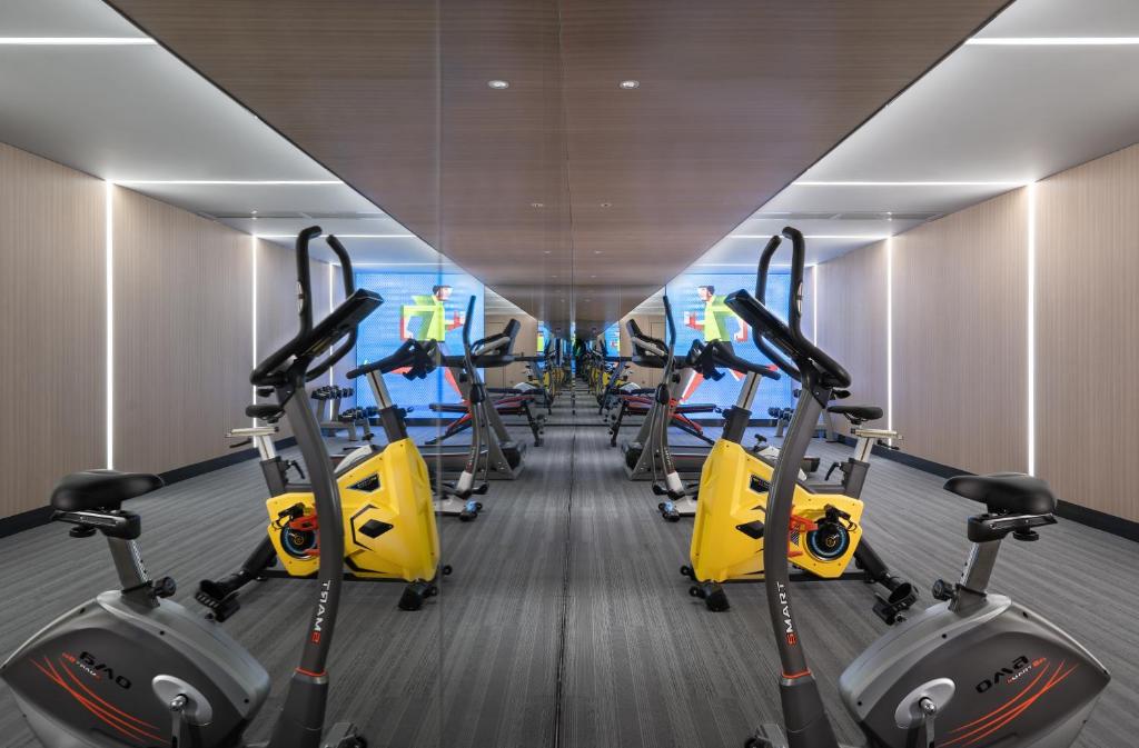 Holiday Inn Express Changsha South Railway Station by IHGにあるフィットネスセンターまたはフィットネス設備