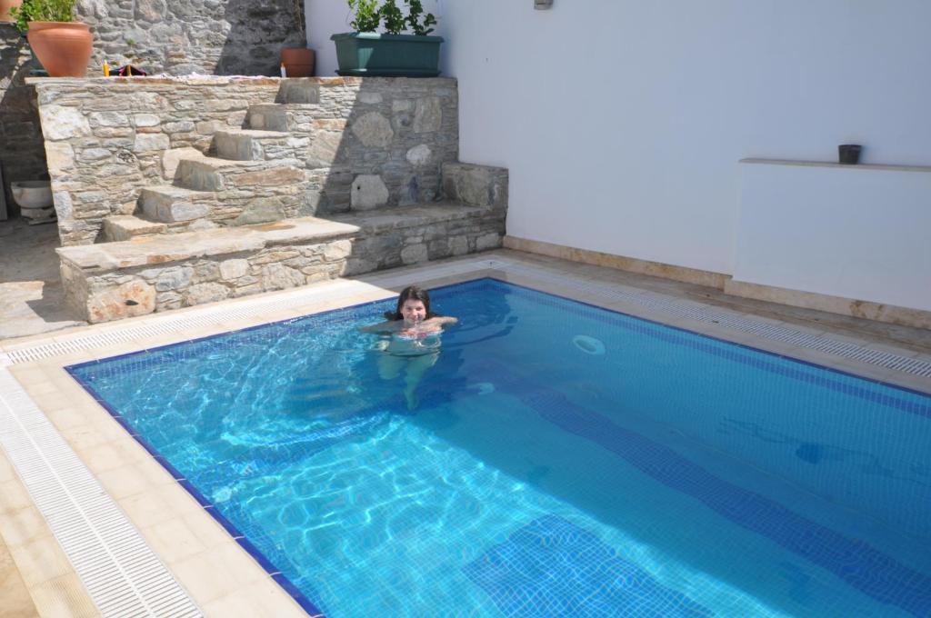 Ein kleines Mädchen, das im Pool schwimmt. in der Unterkunft Ionia House in Selçuk